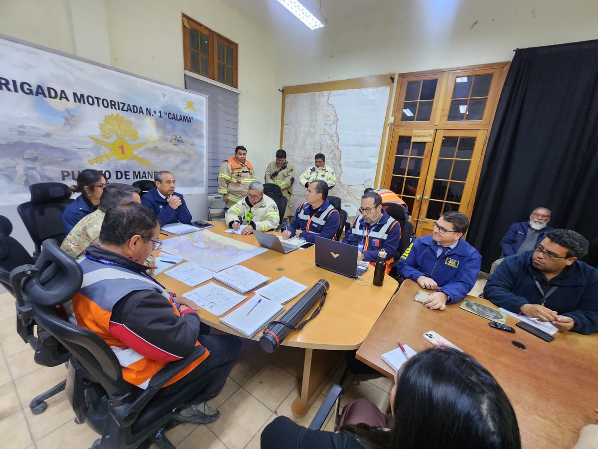 SenapredAntofa's tweet photo. En el contexto de la Alerta Meteorológica en la región, #SenapredAntofa desplegó equipo a la Prov. del #Loa para asesorar a autoridades y articular el #Sinapred en las etapas de preparación y respuesta. Además, se realizó #COGRID estableciendo coordinaciones ante el evento. https://t.co/m1TGS1SZVq