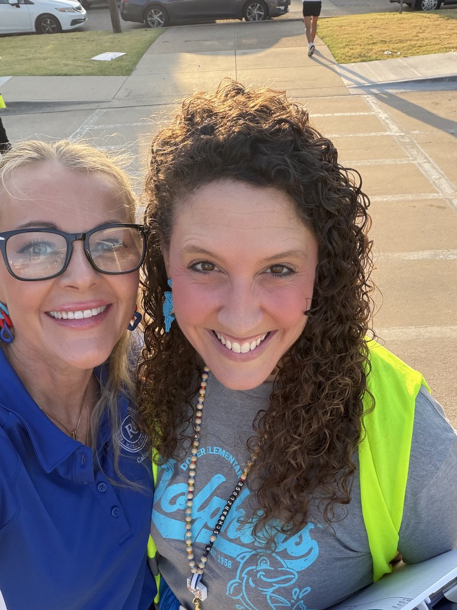 kristinleeper9's tweet photo. Legendary morning &amp; 1st day back! Welcome Dolphins! Wishing you an amazing school year! https://t.co/DWCBXja6WP