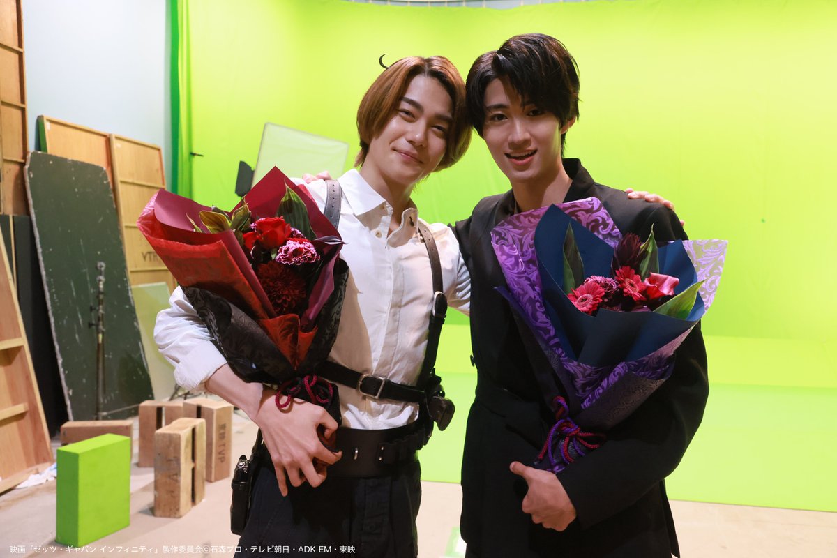 toeiHERO_movie's tweet photo. 💤𝐅𝐢𝐥𝐦𝐢𝐧𝐠 𝐑𝐞𝐩𝐨𝐫𝐭 📸
￣V￣￣￣￣￣￣￣￣
⠀
"最恐の敵"仮面ライダー夢現とのギャップに注意⚔️
⠀
ダークヒーロー #曽野舜太 否
にこにこ舜ちゃん☺️な舞台裏をお届け
⠀
#映画超ギャバいゼッツ で映画の感想を教えてね！ https://t.co/z2A5UqHPMl
