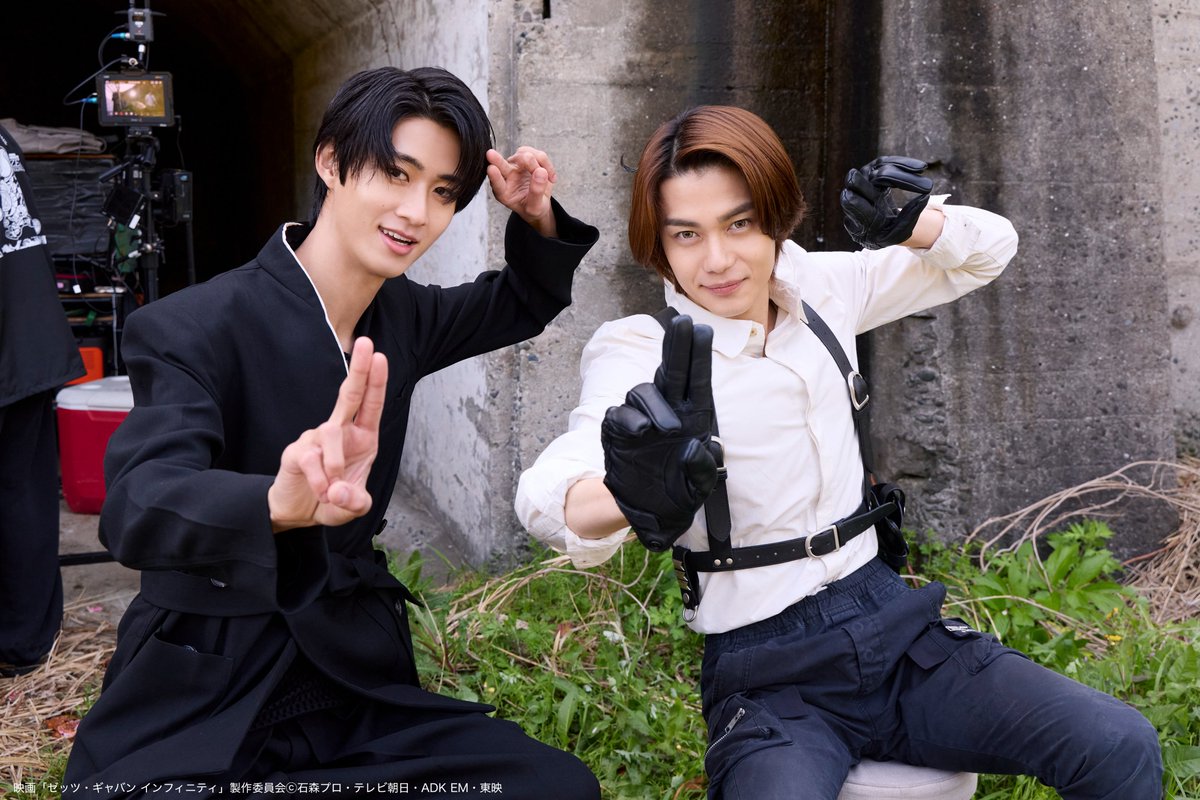toeiHERO_movie's tweet photo. 💤𝐅𝐢𝐥𝐦𝐢𝐧𝐠 𝐑𝐞𝐩𝐨𝐫𝐭 📸
￣V￣￣￣￣￣￣￣￣
⠀
"最恐の敵"仮面ライダー夢現とのギャップに注意⚔️
⠀
ダークヒーロー #曽野舜太 否
にこにこ舜ちゃん☺️な舞台裏をお届け
⠀
#映画超ギャバいゼッツ で映画の感想を教えてね！ https://t.co/z2A5UqHPMl
