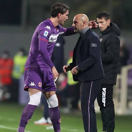 srgn_kck's tweet photo. vlahovic & italiano | beşiktaş’ta yeniden

dusan vlahovic’in beşiktaş’a transferinde vincenzo italiano detayı önemli. çünkü bu ikili fiorentina’da birlikte çalıştığında vlahovic, kariyerinin en iyi dönemlerinden birini geçirdi.

italiano döneminde vlahovic:

 21 serie a maçı
⚽️ 17 gol

attı. juventus’un resmi verisine göre de italiano, vlahovic’in serie a’da en fazla gol attığı teknik direktör. 

italiano’nun gözünde vlahovic nasıldı?

onu sadece iyi bir golcü olarak görmüyordu. çalışma disiplinini, açlığını ve gelişme isteğini sürekli övüyordu.

italiano, vlahovic için “çok çalışıyor, takıma her şeyini veriyor” derken, oyuncunun karakterinin de tecrübeli bir futbolcu seviyesinde olduğunu söylüyordu. 

peki vlahovic’in gözünde italiano?

burada daha önemli bir detay var.

vlahovic, fiorentina’da kalma kararında italiano’nun etkili olduğunu açıkça söylemişti. yani italiano, onun için yalnızca yeni bir teknik direktör değildii gelişimine güvenebileceği bir hocaydı.

bu birliktelik vlahovic’in kariyerinde ciddi bir sıçrama yarattı.

2021/22 sezonunun ilk yarısında 21 lig maçında 17 gol attı. ardından juventus’a transfer oldu.

birbirlerine etkileri neydi?

italiano, vlahovic’e net bir 9 numara rolü verdi.

tek santrfor, ceza sahası merkezli oyun, kanatlardan servis ve dikey hücumlar…

vlahovic de bu yapının en önemli bitiricisi oldu.

yani italiano’nun oyunu vlahovic’in güçlü yönlerini öne çıkarırken, vlahovic’in gol üretimi de italiano’nun fiorentina’sının hücum gücünü yukarı çekti.

beşiktaş’ta ne beklenmeli?

italiano’nun vlahovic’e en büyük avantajı, oyuncuyu sıfırdan tanımak zorunda olmaması.

nasıl çalıştıracağını, hangi koşuları yaptığını, hangi bölgelerde daha etkili olduğunu ve hangi oyunda daha fazla üretim verebildiğini zaten biliyor.

vlahovic açısından da durum benzer.

italiano’nun ne istediğini, oyunundaki beklentilerini ve çalışma biçimini biliyor.

bu yüzden beşiktaş’ın vlahovic transferi yalnızca bir “yıldız forvet” hamlesi değil.

italiano’nun daha önce en yüksek verimi aldığı santrforu yeniden kendi sistemine dahil etme hamlesi.