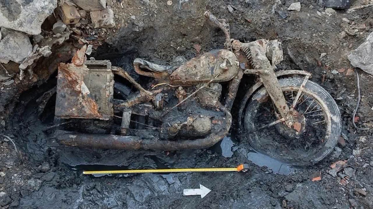 histories_arch's tweet photo. Extreme drought in the Danube River has lowered the water level to its lowest point in 117 years. This has unearthed more than 20 Nazi warships from World War II, explosives, mammoth remains, and Roman-era artifacts in the riverbeds of Serbia, Romania, Bulgaria and Bulgaria... 

Unearthed Remains and Artifacts

Military Wreckage and Ammunition

Nazi Warships: Near the town of Prahovo in Serbia, more than 20 sunken warship hulls, believed to have been scuttled by the German Black Sea Fleet in 1944 while fleeing Soviet forces, have surfaced.

Military Equipment and Remains: Abandoned motorcycles from the war period and human bones believed to belong to two soldiers.

Explosives: Alongside the ships, unexploded German mines and approximately 700 kilograms of British-made aerial bombs were found.

Archaeological and Historical Discoveries

Mammoth Remains: Well-preserved thigh bone, jawbone, and tooth fragments of a woolly mammoth from the Ice Age found off the coast of Bulgaria.

Ancient Structures and Altars: Remains of an ancient bridge dating back to the Roman period, approximately 2,300 years ago, and fragments of a Roman altar dedicated to Jupiter and inscribed tablets found in Hungarian territory.
Extreme drought in the Danube River has lowered the water level to its lowest point in 117 years. This has unearthed more than 20 Nazi warships from World War II, explosives, mammoth remains, and Roman-era artifacts in the riverbeds of Serbia, Romania, Hungary, and Bulgaria.

📷 : Record low water levels in the Danube River in Budapest, Hungary, exposed a WWII German Wehrmacht DKW NZ 350-1 military motorcycle buried in the riverbed mud for roughly 80 years. Alongside the near-intact motorcycle, recovery teams also uncovered the remains of two German soldiers and wartime munitions. 

#archaeohistories