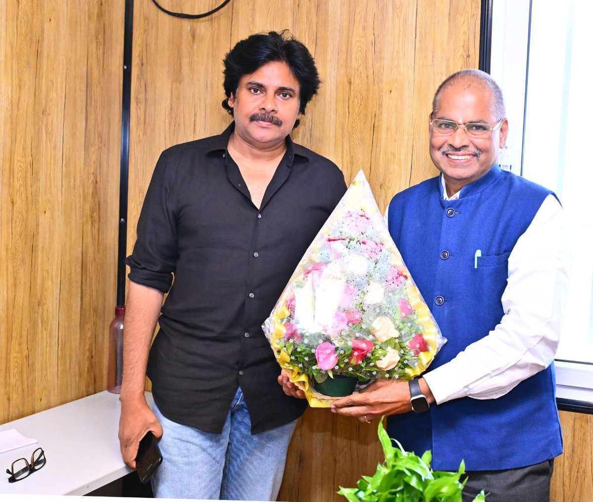 JanaSenaParty's tweet photo. రాష్ట్ర ఉప ముఖ్యమంత్రివర్యులు శ్రీ కొణిదెల  @PawanKalyan గారిని సైన్స్ అండ్ టెక్నాలజీ, ఇన్నోవేషన్ శాఖ కార్యదర్శి డాక్టర్ హనుమంతు పురుషోత్తం గారు మర్యాదపూర్వకంగా కలిశారు. మంగళగిరిలోని క్యాంపు కార్యాలయంలో మంగళవారం జరిగిన ఈ భేటీలో రాష్ట్రంలో సైన్స్ అండ్ టెక్నాలజీ రంగ అభివృద్ధికి చేపట్టాల్సిన చర్యలు, పరిశోధన, ఆవిష్కరణలకు అనుకూల వాతావరణం కల్పించడం, విద్యార్థులు, యువ పరిశోధకులకు మరిన్ని అవకాశాలు అందించేందుకు తీసుకోవాల్సిన చర్యలు తదితర అంశాలపై చర్చించారు. యువతలో శాస్త్రీయ దృక్పథం పెంపొందించే కార్యక్రమాలు మరింత విస్తృతంగా చేపట్టాలని ఈ సందర్భంగా శ్రీ పవన్ కళ్యాణ్ గారు సూచించారు.