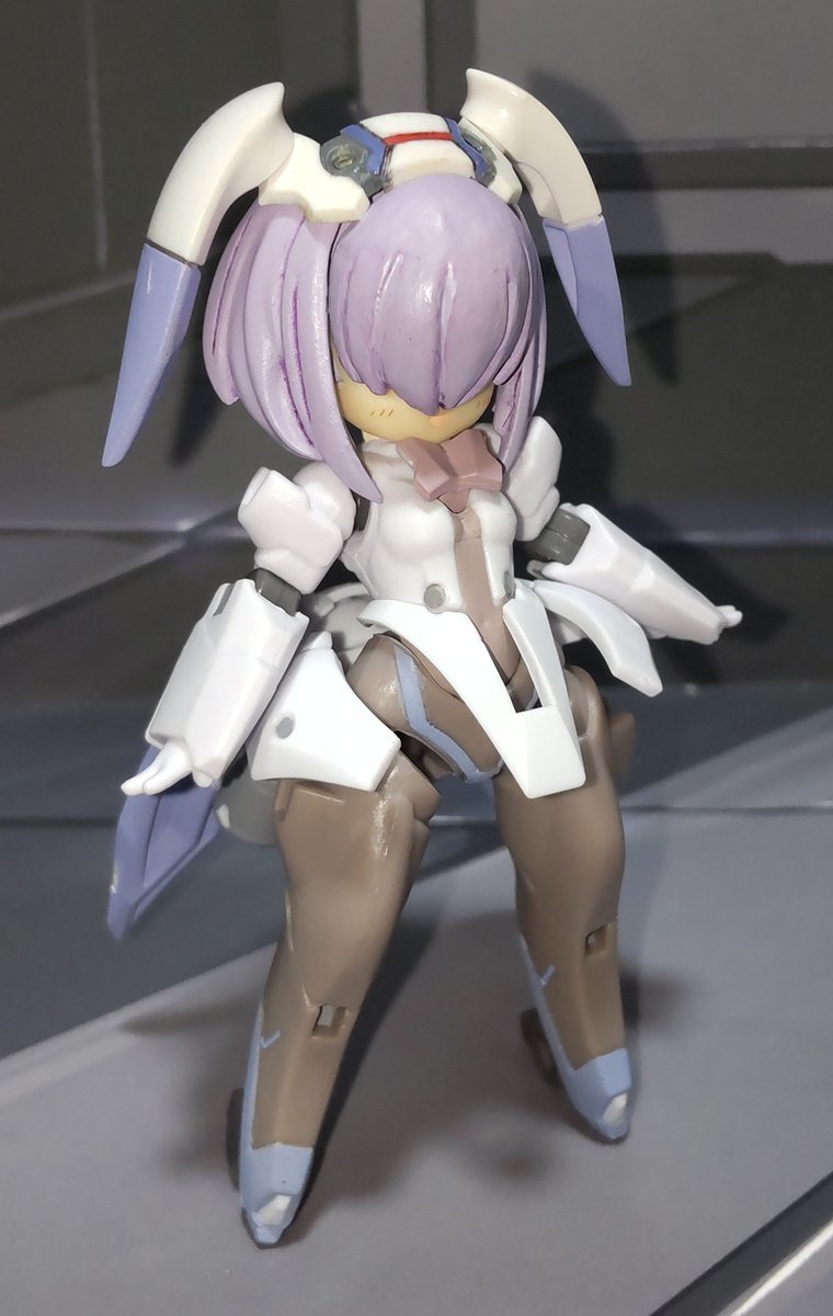 roml23's tweet photo. 以前作った前髪の接続軸が折れ、修復が難しかったため新規に前髪を作り直したメカクレナビット・セカンド。
今回は角度によって目がチラ見えする様に仕様変更。
#デスクトップアーミー https://t.co/JJ7vpRINkR