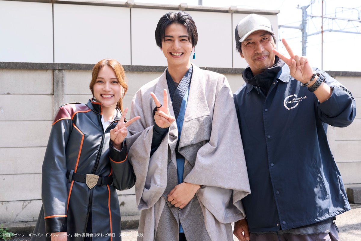 toeiHERO_movie's tweet photo. ♾️𝐅𝐢𝐥𝐦𝐢𝐧𝐠 𝐑𝐞𝐩𝐨𝐫𝐭 📸 
￣V￣￣￣￣￣￣￣￣
⠀
福沢博文監督と笑顔でオフショット🔥
まだまだ終わらないギャバい夏を劇場で!!!
⠀
#映画超ギャバいゼッツ で感想を教えてね！ https://t.co/08TbRQuh1r