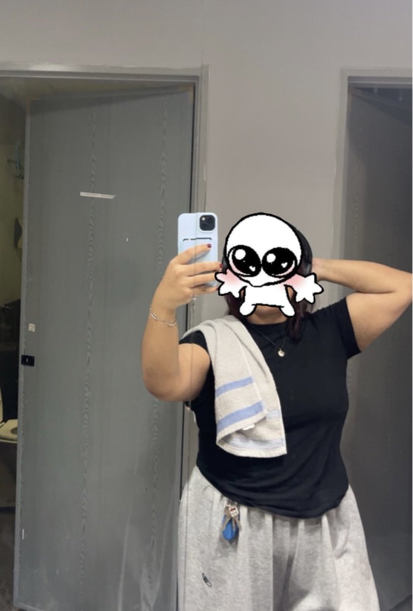 beabadoobich's tweet photo. When the clothing piece are visibly gripping the arms>> https://t.co/Hu8pxWsu1g
