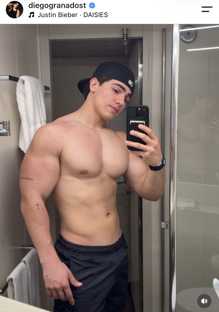 paperssil's tweet photo. where do i find a man like this? 😭 https://t.co/IM18xD85Cg