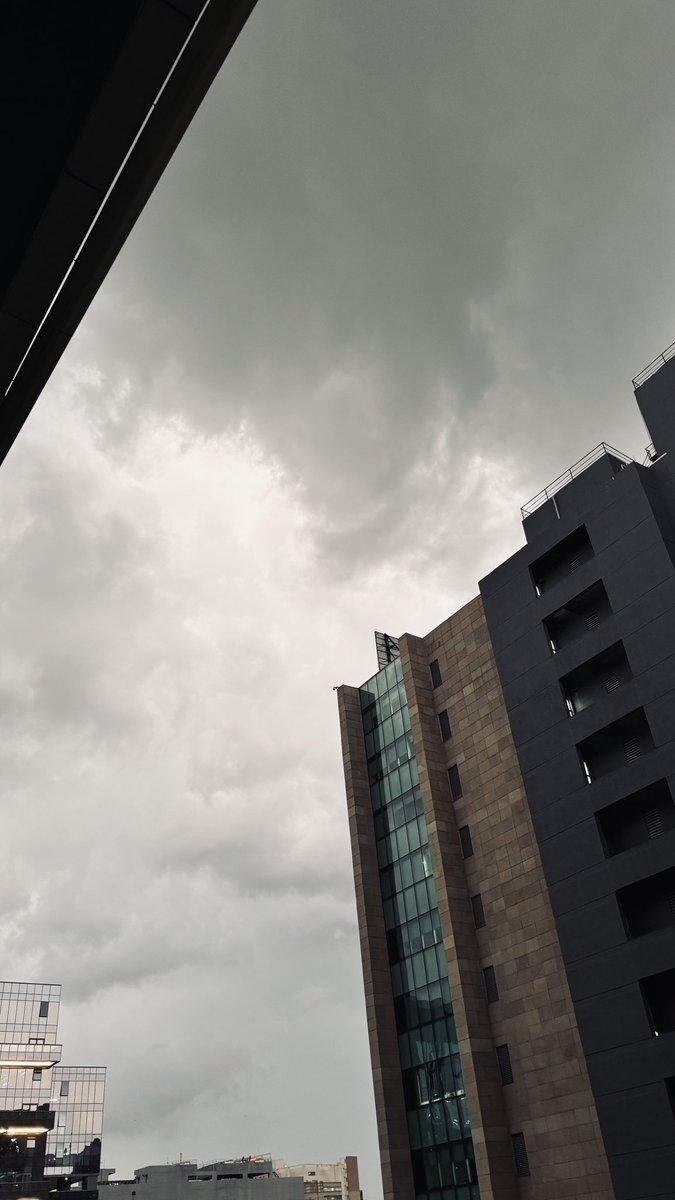 GYuvarajs's tweet photo. @Bengalururain It’s approaching Nagawara Manyata tech park now https://t.co/d5I59KUxqZ