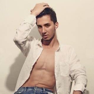 MuratSaricaTR's tweet photo. Bu ülkede dışarıdan kim destek alırsa o yükseliyor. Müzik dünyasında piyasaya sürülen Manifest gibi Crush gibi. Aynı şey medyada da geçerli.

Mesela İbrahim Haskoloğlu, 2014'te manken olmaya çalışıyordu. Çok enteresan fotoğrafları vardı. İyi temizlemiş, sadece bunlar kalmış. 😂

Daha sonra İngiliz The Independent devreye girdi.