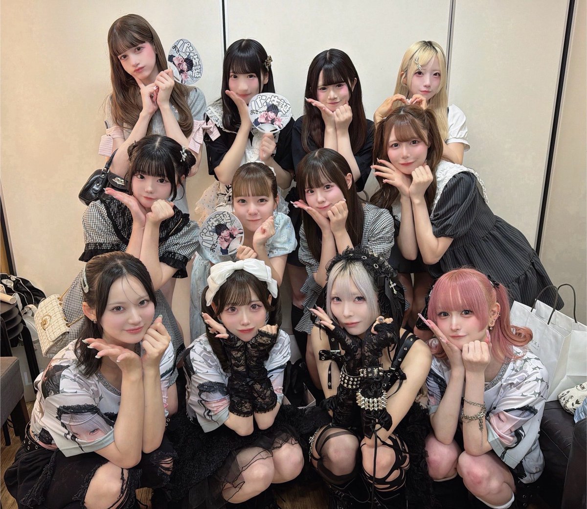 DollyKiss_staff's tweet photo. 昨日はパン・ルナリーフィさん生誕祭2026をメンバー全員で見学させていただきました！
パンさんお誕生日おめでとうございます🎂✨️

【  以下メンバーのコメントです💌  】

昨日のステージを拝見して、たくさんの学びと刺激をいただきました。

歌い出した瞬間から空気が変わるような迫力やステージとフロアが一体となって盛り上がる空気感がとても素敵で、最後まで一瞬も目を離せないほど惹き込まれていました。

歌詞の意味を理解して、言葉に気持ちを乗せて届けること。表情や仕草、パフォーマンスのすべてを通して楽曲の世界を表現すること。普段からりたんPに教えていただいていることではありますが、実際にステージを拝見してその大切さを改めて感じ、私たち自身ももっと表現できるようになりたいと思いました😌

そして、私たちのプロデューサーであるりたんPのアイドル姿を初めて見ることができました！🅿️
ステージに立った瞬間に圧倒的な存在感を放ち、会場を魅了している姿が本当にかっこよくて、そんなりたんPのもとで活動できていることがとても誇らしく感じました🥹✨
ライブが終わってからも余韻がずっと残っていて、何度もステージを思い返しています💭

私たちDolly KissもaminiさんやNARLOWさんのように、たくさんの人の心に残るライブを届けられるようになりたいです。今回いただいた学びをこれからの活動にしっかりと繋げていけるように、8人で力を合わせて頑張ります！✊🏻
パンさん、りたんP、河野奈々帆先生、イケダナナさん、素敵なステージとお写真をありがとうございました😌✨

そしてファンの皆さま、これからの私たちの成長を温かく見守っていただけると嬉しいです！