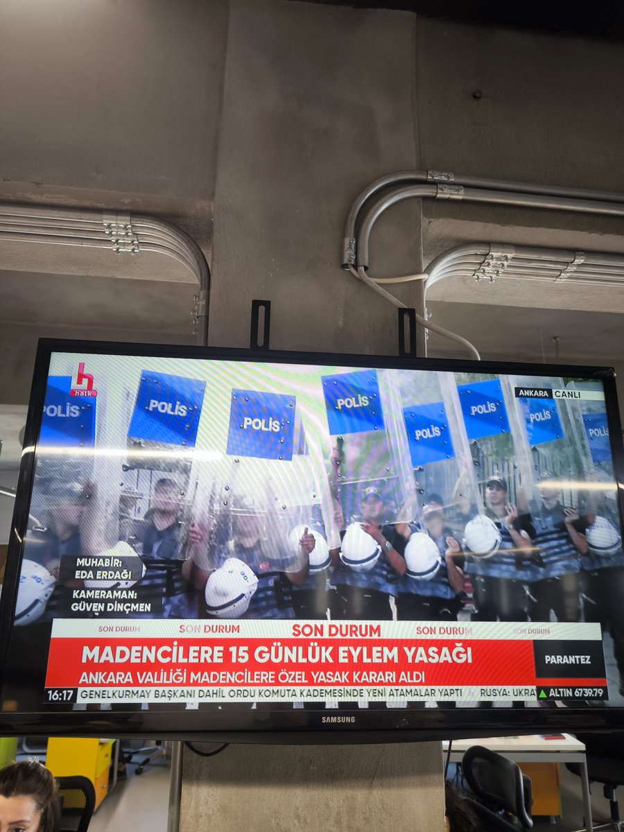 kayhanayhann's tweet photo. Ankara'da madenci eylemine yasak haberi canlı yayında verilince polisler abluka görünmesin diye kalkanları yukarı kaldırdı! https://t.co/fPLIw3VcPP