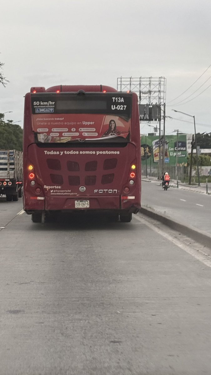 bogarth58's tweet photo. @TransporteJal este camión circulando por carriles centrales de la carretera a Chapala, https://t.co/IpZCfV0nQV