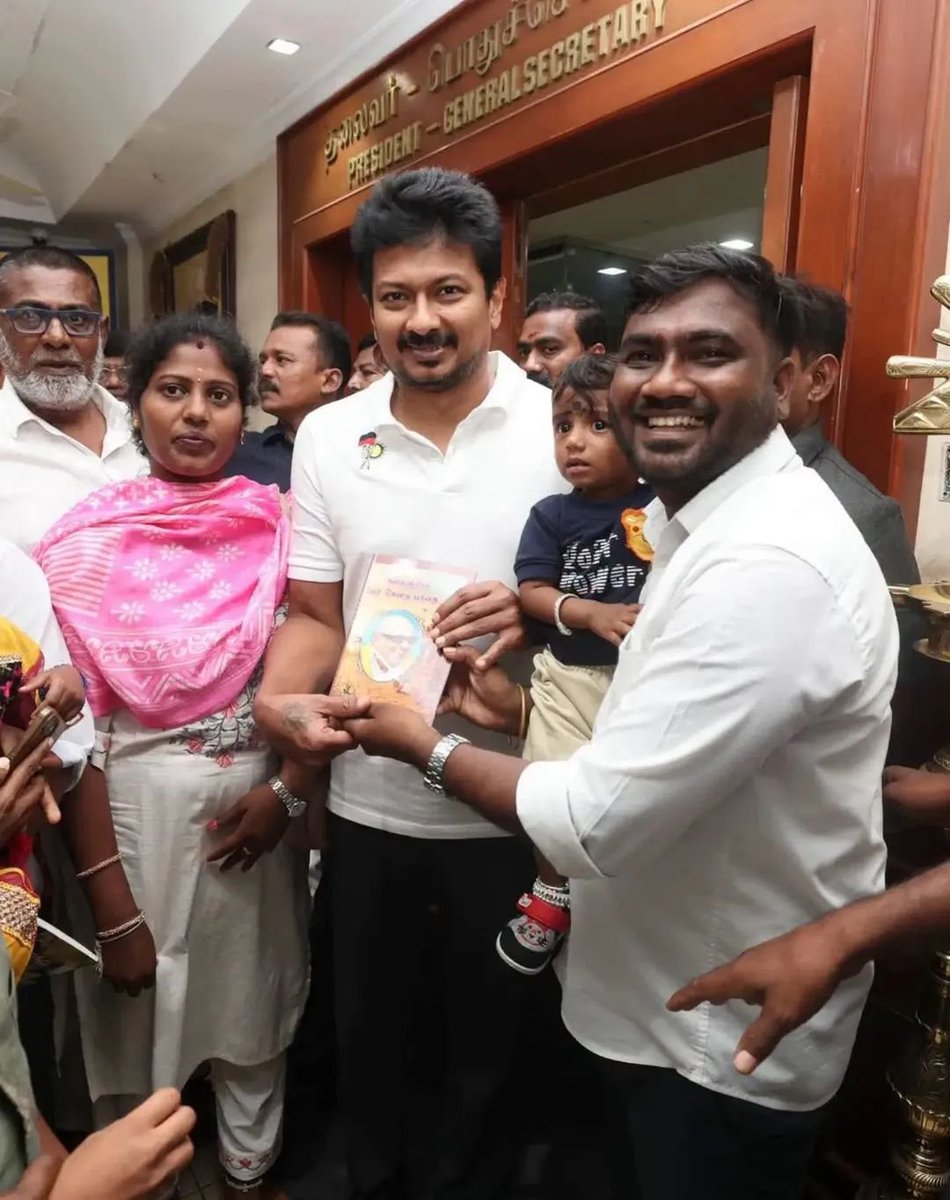 46Mmp's tweet photo. அண்ணா அறிவாலயத்தில் எங்கள் இளைய கலைஞர் அவர்கள் 🖤❤️😍
#udhayanidhistalin #love #picoftheday #dmk_blood https://t.co/1qxxzkxUW3