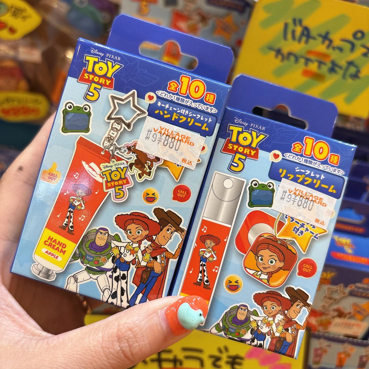 vv_tressa's tweet photo. ／
#トイストーリー より
めちゃめちゃに可愛い
カラフルコスメたちが登場🌈🌟
＼

ぷっくり感がほんとにたまらなく
素敵なのですー😍❤️❤️
どのキャラ当たっても嬉しい❣️

#トレッサ横浜　#ヴィレヴァン 
#トイスト　#ピクサー https://t.co/xZwSKDvYcV