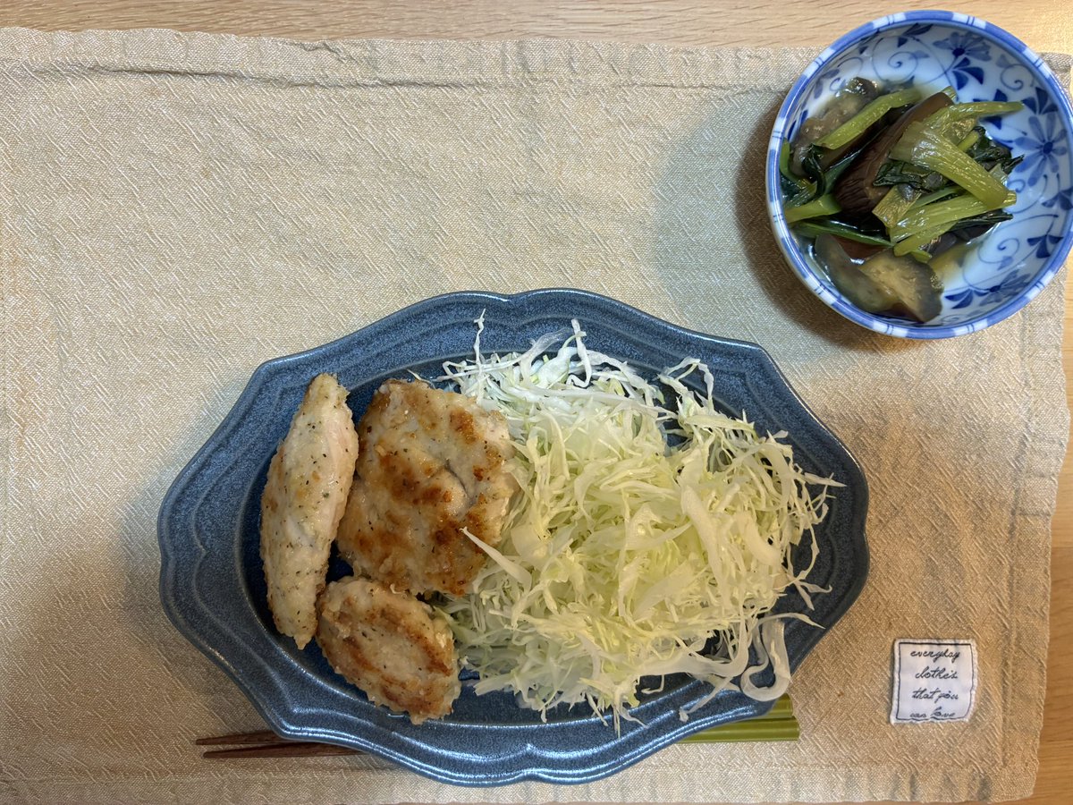 devilfudou's tweet photo. するなら

ダイエット中だからといって、毎日頑張る必要はない。

今日は40分サイクリング。
でも背中と腰に痛みがあるので、追加の運動はなし。
食事もほどほど。

「頑張る日」と「休む日」を作る。
これが55歳の私が、無理なく続く理由です。

年齢を言い訳にしない。
でも、年齢を無視もしない。 https://t.co/UR5zAM3Jb8