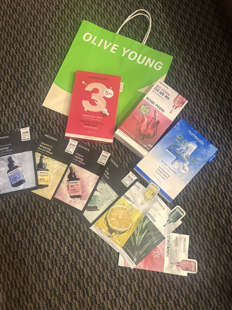 HYTSalon22's tweet photo. 🇰🇷初めてのOLIVE YOUNG💚

韓国に来たら絶対行きたかったオリーブヤング✨
初めて行ったけど、楽しすぎて時間が一瞬だった🥹

「パックだけちょっと買おう」のつもりが、
気づいたらこんなに大量に😂🛍️
完全に買いすぎました。笑

でも、MEDIHEALやnumbuzinなど気になってたパックをたくさんGETできて大満足です🫶🏻

美容好きには本当に天国すぎる場所でした😌💫
また韓国行ったら絶対行く🇰🇷

#韓国旅行 #韓国コスメ #オリーブヤング #OLIVEYOUNG #韓国購入品 #韓国スキンケア #シートマスク #パック #メディヒール #ナンバーズイン #美容垢 #美容好きな人と繋がりたい #コスメ好きさんと繋がりたい
#美容垢 #コスメ垢