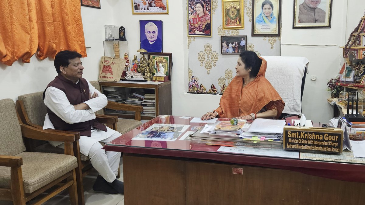 GopalSEngineer's tweet photo. आज भोपाल पहुँचकर मध्यप्रदेश सरकार में राज्य मंत्री (स्वतंत्र प्रभार) एवं सीहोर जिले की प्रभारी मंत्री श्रीमती @KrishnaGaurBJP जी से भेंट कर विभिन्न विषयों पर चर्चा की।
#Diwali #diwali2025
#GopalSinghEngineerMLA
#Ashtavidhansabhakshetra
#bjp4sehore #BJP4MP #BJP4IND https://t.co/LNNykSY0aJ