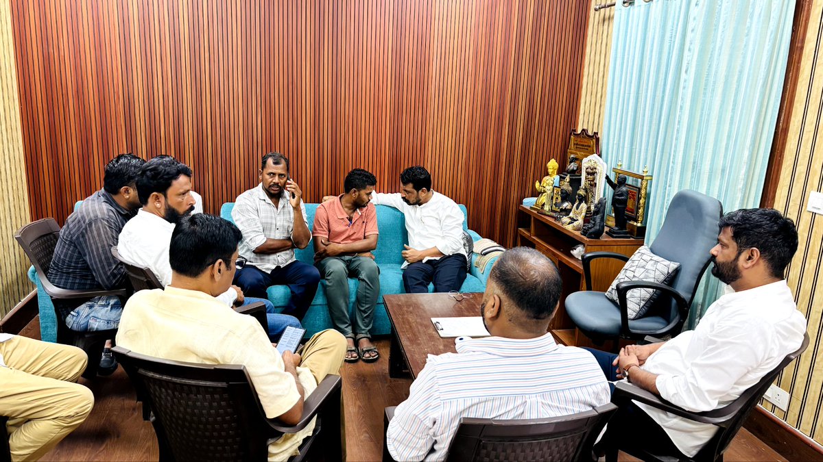 anil_aazad's tweet photo. आज दिल्ली कार्यालय पर डांगावास पीड़ित परिवार ने आसपा राष्ट्रीय अध्यक्ष मा. चंद्रशेखर आजाद जी से मुलाकात की और राष्ट्रीय अध्यक्ष जी ने परिवार को न्याय की लड़ाई मे पूर्ण सहयोग का भरोसा दिलाया।
भीम आर्मी की लीगल टीम मामले को हाईकोर्ट मे चुनौती देगी साथ ही भीम आर्मी और आज़ाद समाज पार्टी मा. चंद्रशेखर आजाद जी के नेतृत्व मे मुख्यमंत्री आवास का घेराव करेगी।
@BhimArmyChief