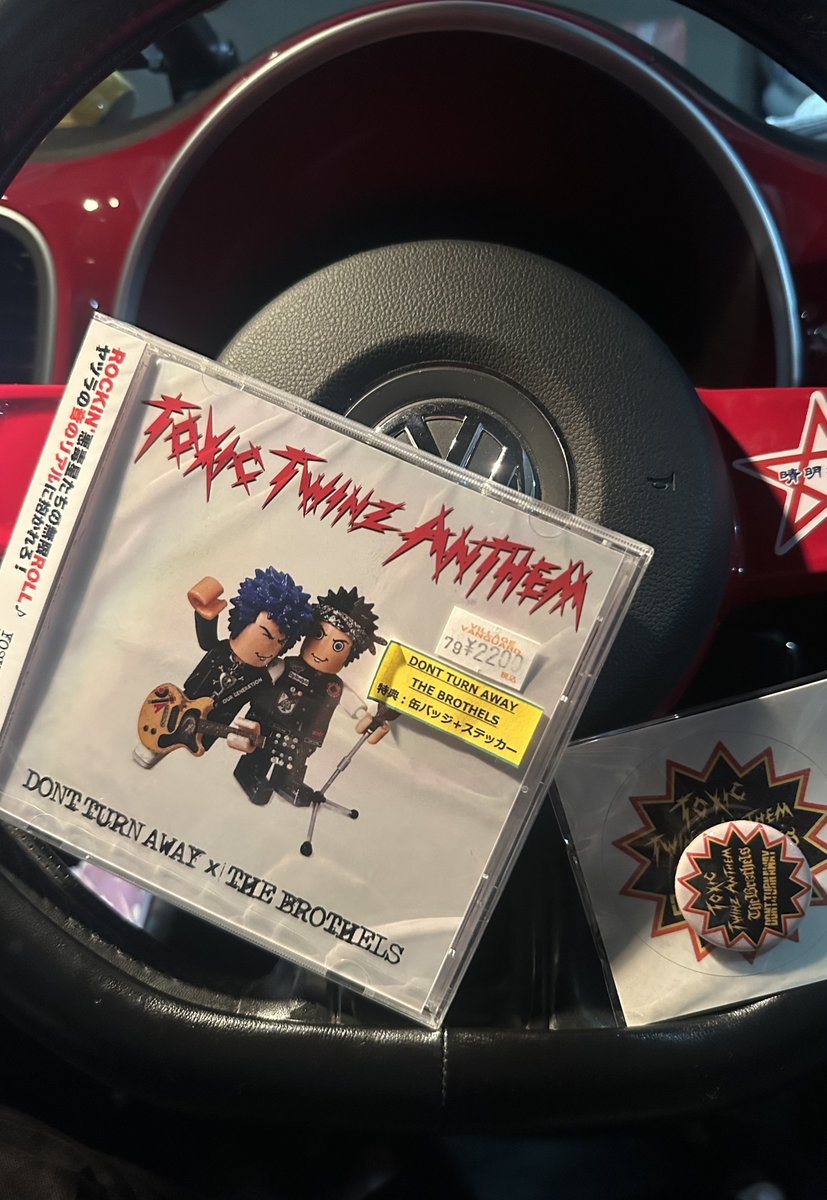Te2_Drums's tweet photo. DONT TURN AWAY × THE BROTHELS
SPLIT FULL ALBUM「TOXIC TWINZ ANTHEM」
高円寺でフライングゲッツ🤘
明日から車で聴きまくるぞ。 https://t.co/a4wmkxr8ha