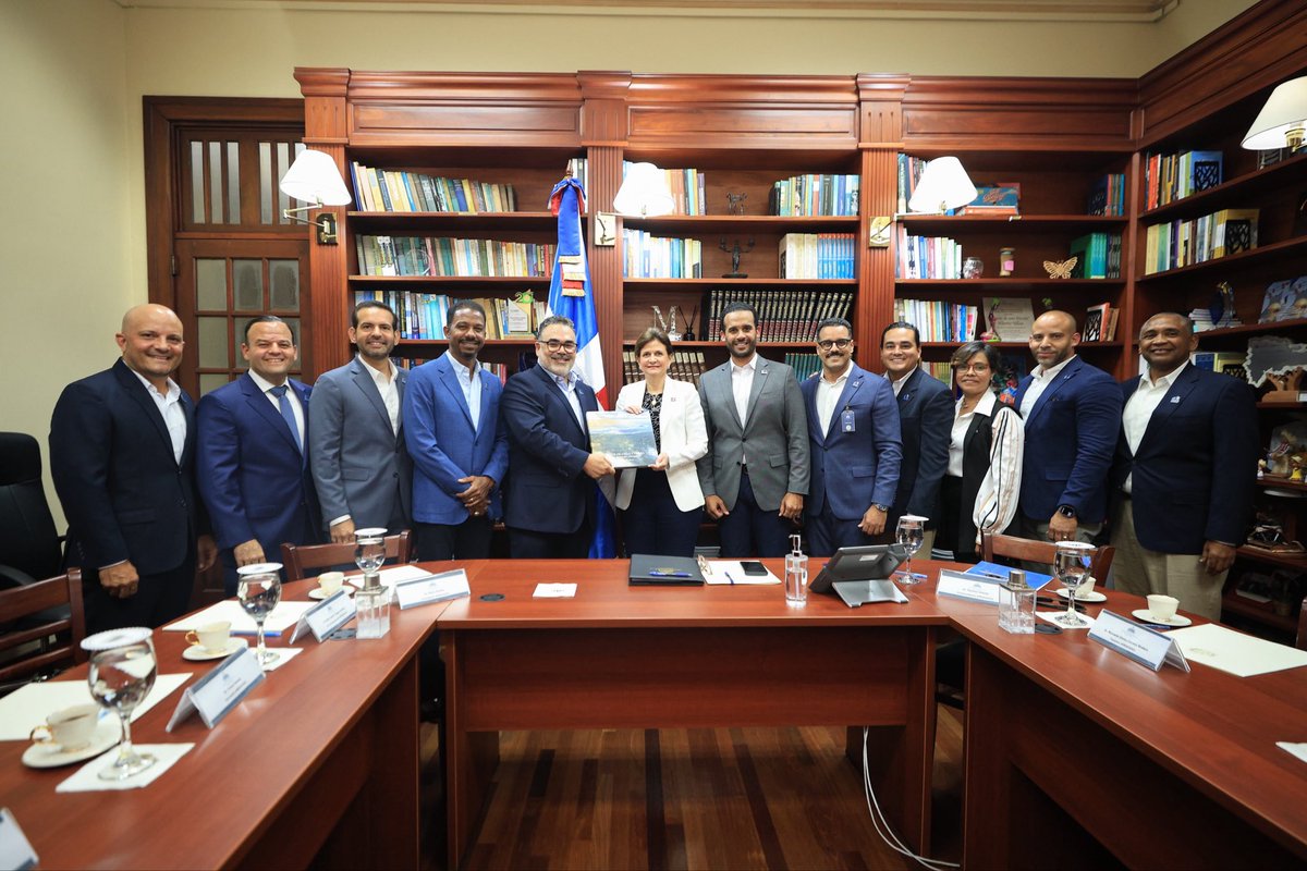 OFlambert's tweet photo. La semana pasada tuve el placer de entregar un ejemplar de “Color de Cielo y Tierra” a la Vicepresidenta de R.D., la Sra. Raquel Peña para que ese libro sea visto por cada vez mas personas, tanto extranjeros y como residentes de RD. https://t.co/YfKC23K8Qg