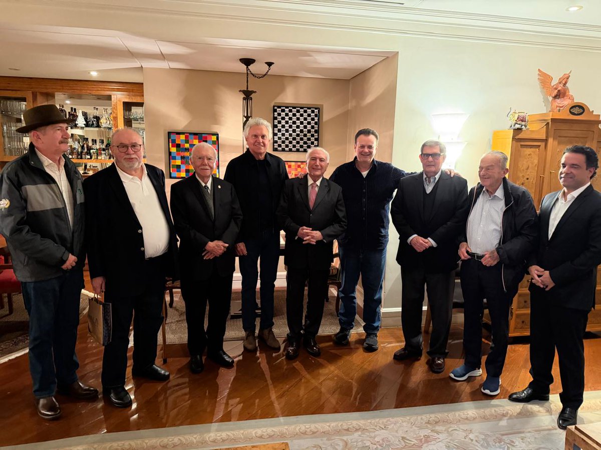 gilbertokassab's tweet photo. Não é todo dia que temos o privilégio de tirar uma foto com dois ex-presidentes e um futuro presidente da República! https://t.co/jzvtIcCaUH