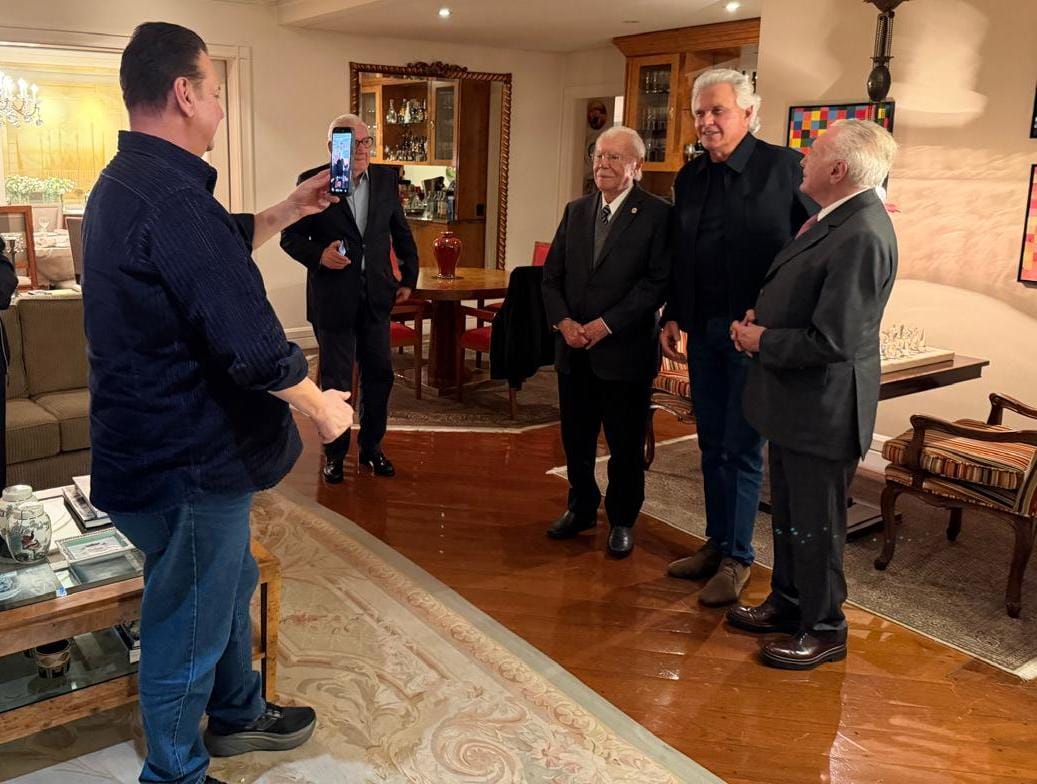 gilbertokassab's tweet photo. Não é todo dia que temos o privilégio de tirar uma foto com dois ex-presidentes e um futuro presidente da República! https://t.co/jzvtIcCaUH