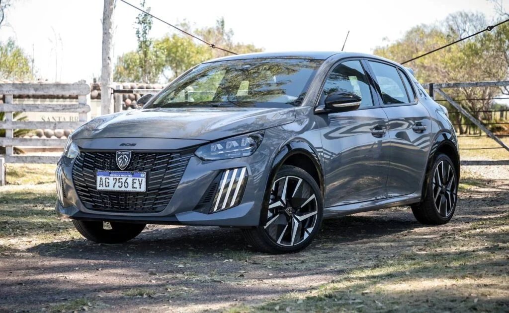 AutoTestArg's tweet photo. 🇦🇷 Peugeot actualizó los precios del 208 para agosto.

👉🏾 Active: $33.870.000
👉🏾 Gama de 5 versiones
👉🏾 Motores 1.6 de 115 CV o 1.0 turbo de 120 CV
👉🏾 GT: $46.620.000
La entrada de gama queda por debajo del Yaris. ¿Cuál elegirían? 👀 https://t.co/cUVqEdShcM
