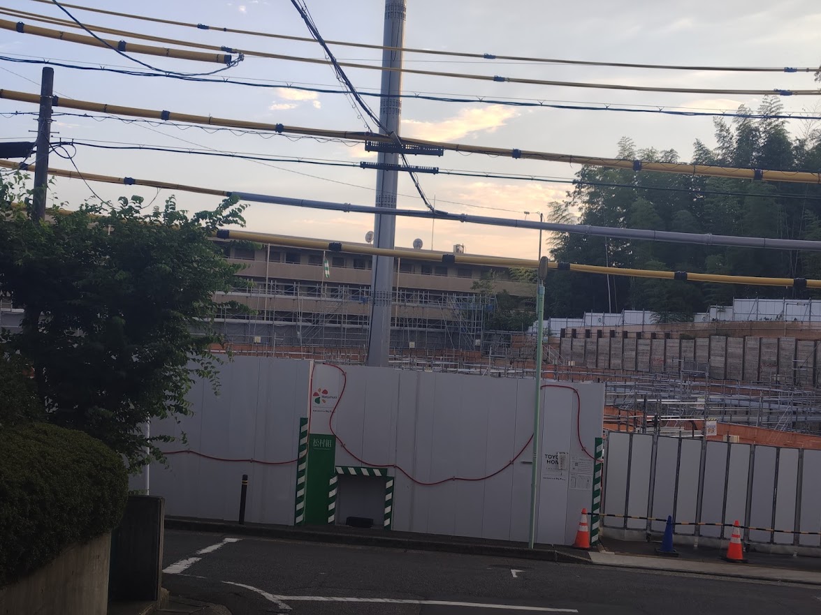 nagoyathematch's tweet photo. 名古屋新築マンション探訪シリーズ 千種区　
本山駅・名古屋大学駅
【(仮称)千種区見附町三丁目計画】 トヨタホーム
地上3階、地下1階　完成予定：2028/03/31頃
学区／見付小学校・城山中学校

栄じゃ、タワマンじゃ、駅近じゃ、マンションの値上がりこそ人生の全てなんじゃ～っていう鼻息の荒いタイプが好む物件とは一線を画す、名古屋を代表する文教地区に出来る低層マンションになるのでしょうか。