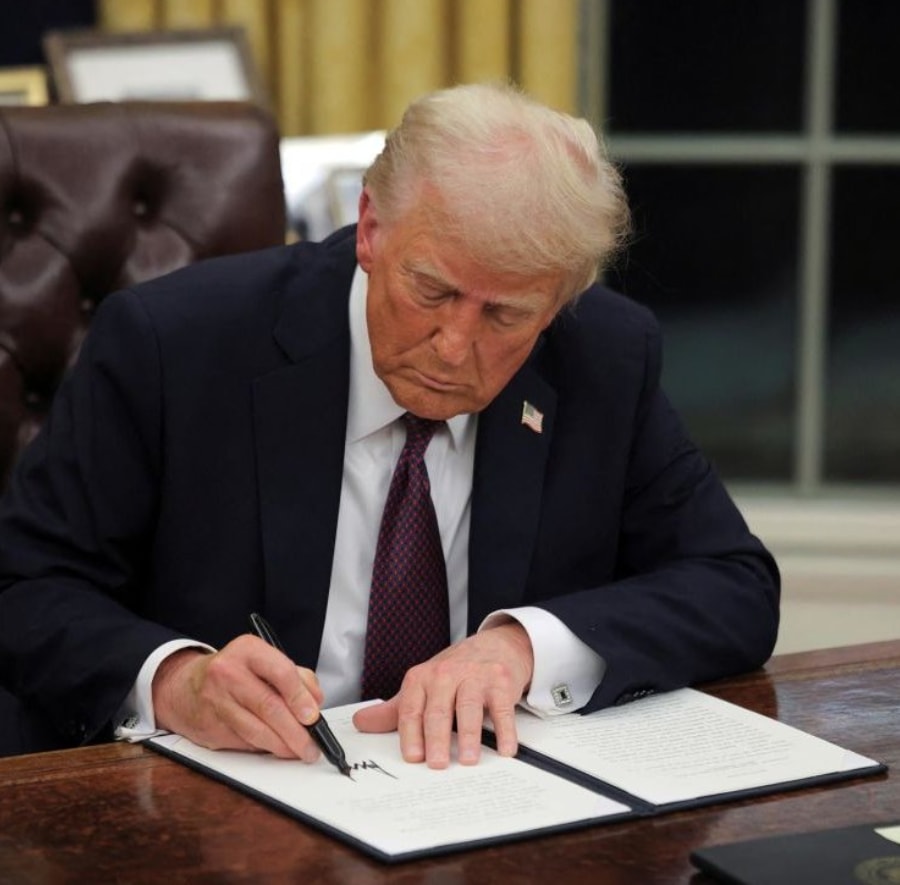 BlessedSilvanus's tweet photo. TRUMP JUST TOLD 200+ MINING LEADERS THAT AMERICA SHOULD BECOME A MINERALS SUPERPOWER. $NRED IS DROPPING BETTER COPPER-GOLD TARGETS INTO THE RIGHT POLICY CYCLE.

The administration announced $3B for critical-mineral and battery projects at the State Department roundtable. That included a $1.4B conditional loan for Sila, $400M for Sunrise Energy Metals and $150M for Niron Magnetics, plus $180M aimed at mining education.

Days later, NRED reported Wilmac surface results up to 1.67% copper, nine grabs averaging 0.639% and multiple interpreted porphyry targets roughly 656 to 1.8k feet deep.

Wilmac is in Canada, so it is not a direct recipient of those U.S. programs. The bigger signal is that North American mineral security now has money, policy support and presidential attention. I believe credible copper projects become more strategically valuable in that environment.