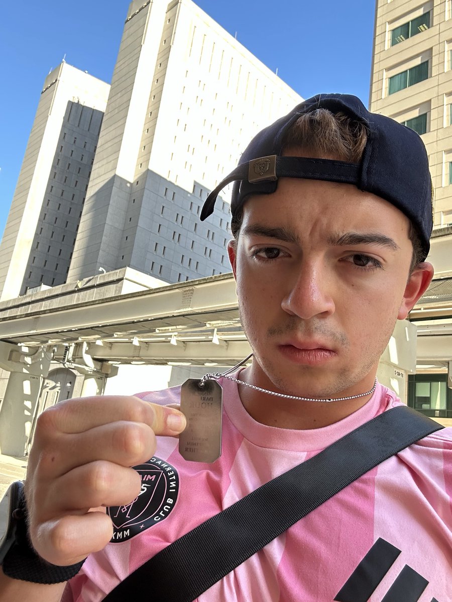 s3basverhelst's tweet photo. Did 300 pushups in front of the FDC, where Andrew and Tristan are. I’ll be doing at least 1000 from tomorrow. 6am, if anyone wants to come. 

I’ll be here until Saturday https://t.co/eby19Zbi7R