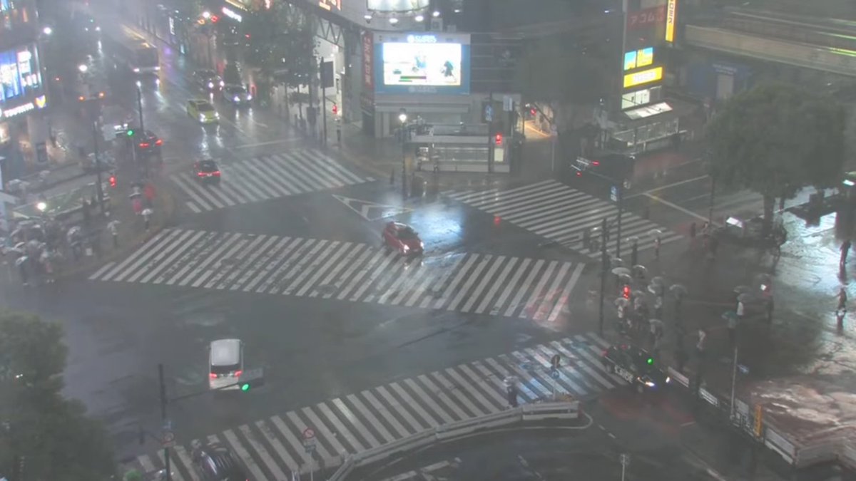 live__atlas's tweet photo. 台風15号（チャンホン）が接近している、渋谷・スクランブル交差点のライブカメラ映像です。

渋谷・スクランブル交差点 ライブカメラ
🔗https://t.co/0kSmQnRK0k

#スクランブル交差点 #台風15号 https://t.co/q4XTOuqoCB