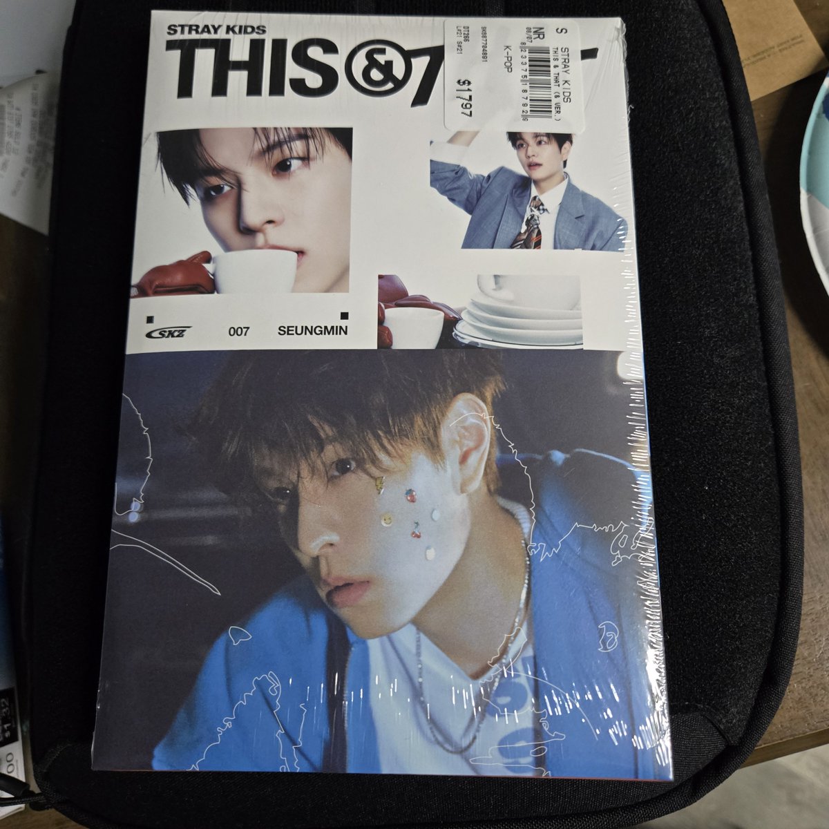 WorldwideLejind's tweet photo. I am still susceptible to collecting boypaper

double Jisung pull from a Seungmin individual album is crazy tho https://t.co/pAcTmGuwDP