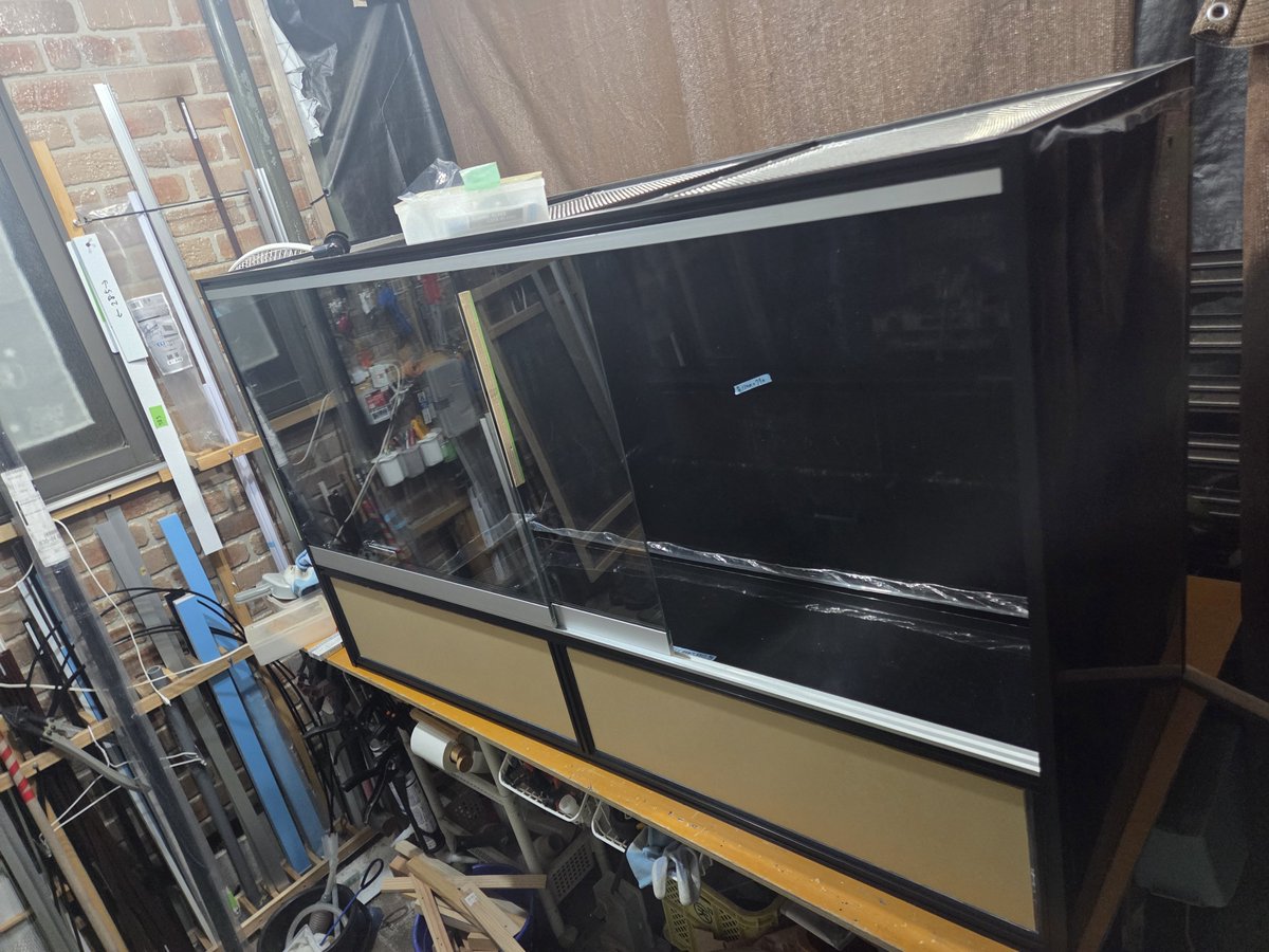moltingcage's tweet photo. ガラス扉は、反射で作業場が反射してしまうので、上手く撮影出来ません。

黒の大型ケージを作成中です。
扉は袴付き。

この後、配線孔や排水孔が取り付けられます https://t.co/Ri8dFCkJIW