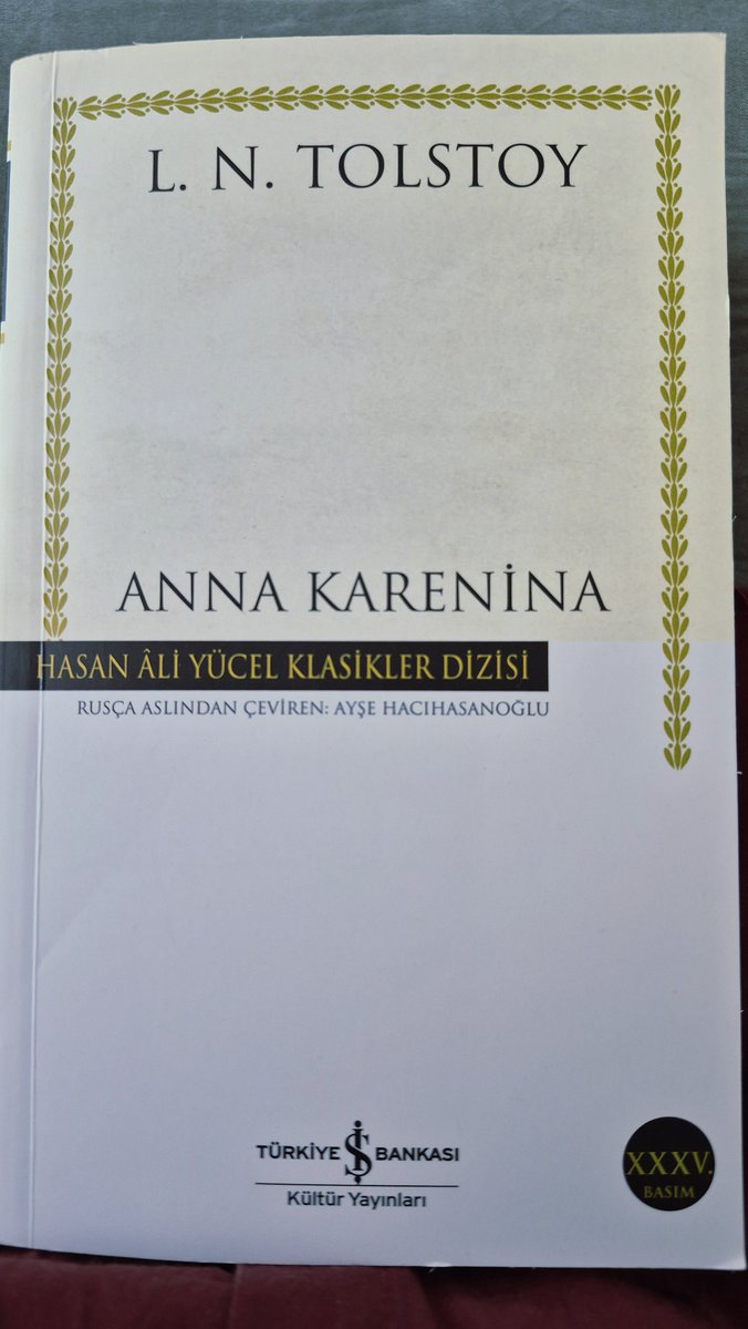 happyyahu's tweet photo. şimdi şöyle bir şey oldu goodreadsciğim. kirpinin zerafeti'nde sürekli tolstoy, anne karenina göndermeleri derken dayanamadim o gün anne karenina'yi sipariş verdim. bugün geldi, birazdan başlıyorum. 1000 sayfa gözümde büyüyor ama içimde de tatlı bir heyecan var. şans dileyin ✨ https://t.co/ZKFTqnytcN