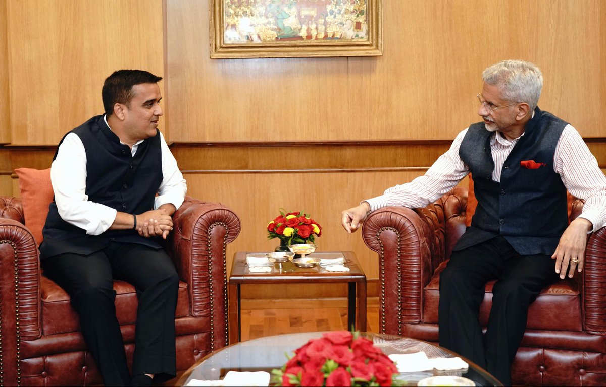 DrSJaishankar's tweet photo. Glad to meet Dy CM Gujarat @sanghaviharsh in New Delhi today. 

Discussed preparations for the @VibrantGujarat Summit. https://t.co/sRiWjkfJlt