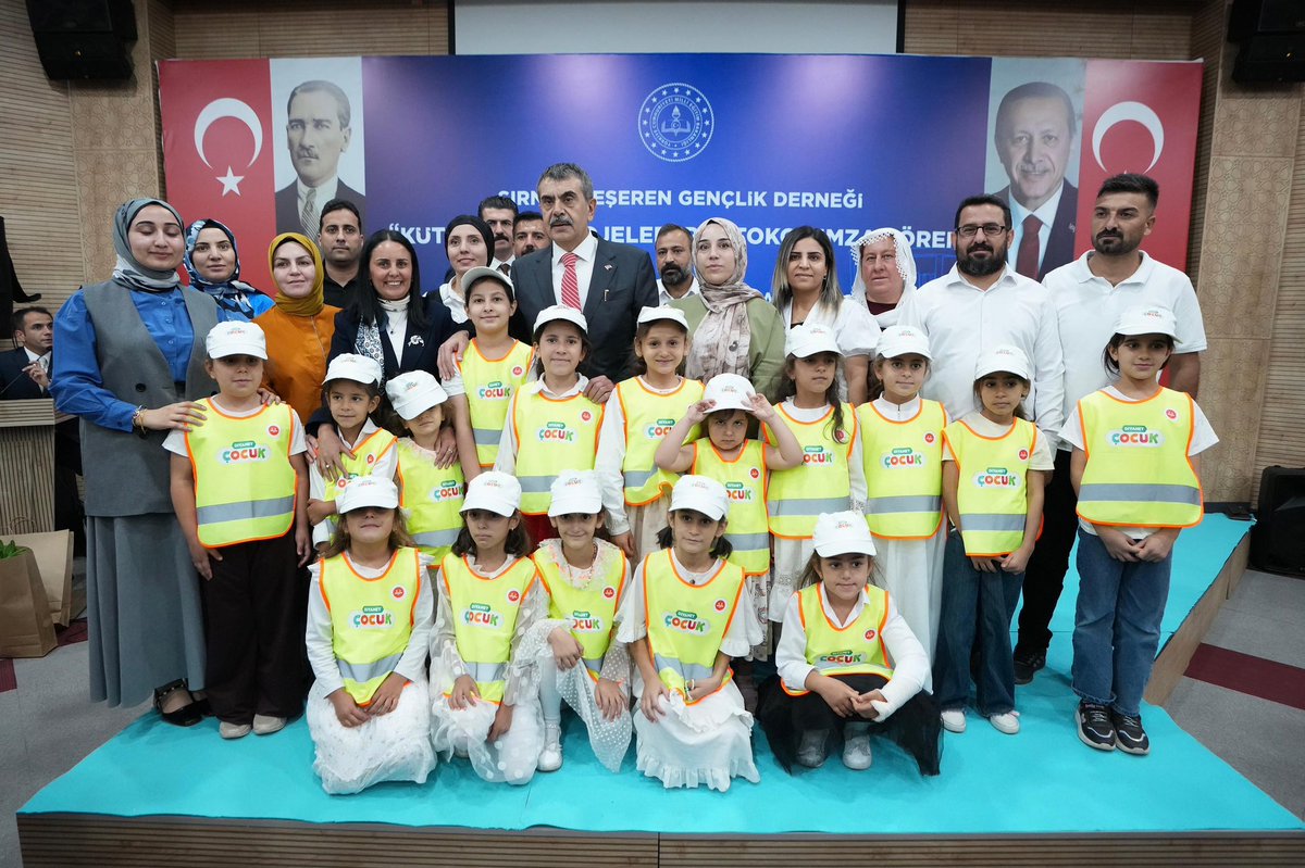 tcmeb's tweet photo. Millî Eğitim Bakanı @Yusuf__Tekin, “Yeşeren Gençlik Derneği Kütüphane Projeleri Protokol İmza Töreni”ne Katıldı

Bakan Tekin, imza törenindeki konuşmasında, “Bakanlığa başladığım günden beri söylüyorum. Sivil toplum örgütleri, meslek örgütleri, siyasi partiler, belediyeler, mülki idare amirleri, yerel yönetimler… Kim, ‘Benim de bu sürece bir katkım olabilir.’ diyorsa kapımız ardına kadar açık. Bugün Şırnak Yeşeren Gençlik Derneğinin önayak olduğu okullarımızda kütüphane yapılmasıyla ilgili bir süreci burada imza altına almış olacağız.” cümlelerine yer verdi.

📍Şırnak Öğretmenevi

👉🏻 https://t.co/ClJatNJwpD