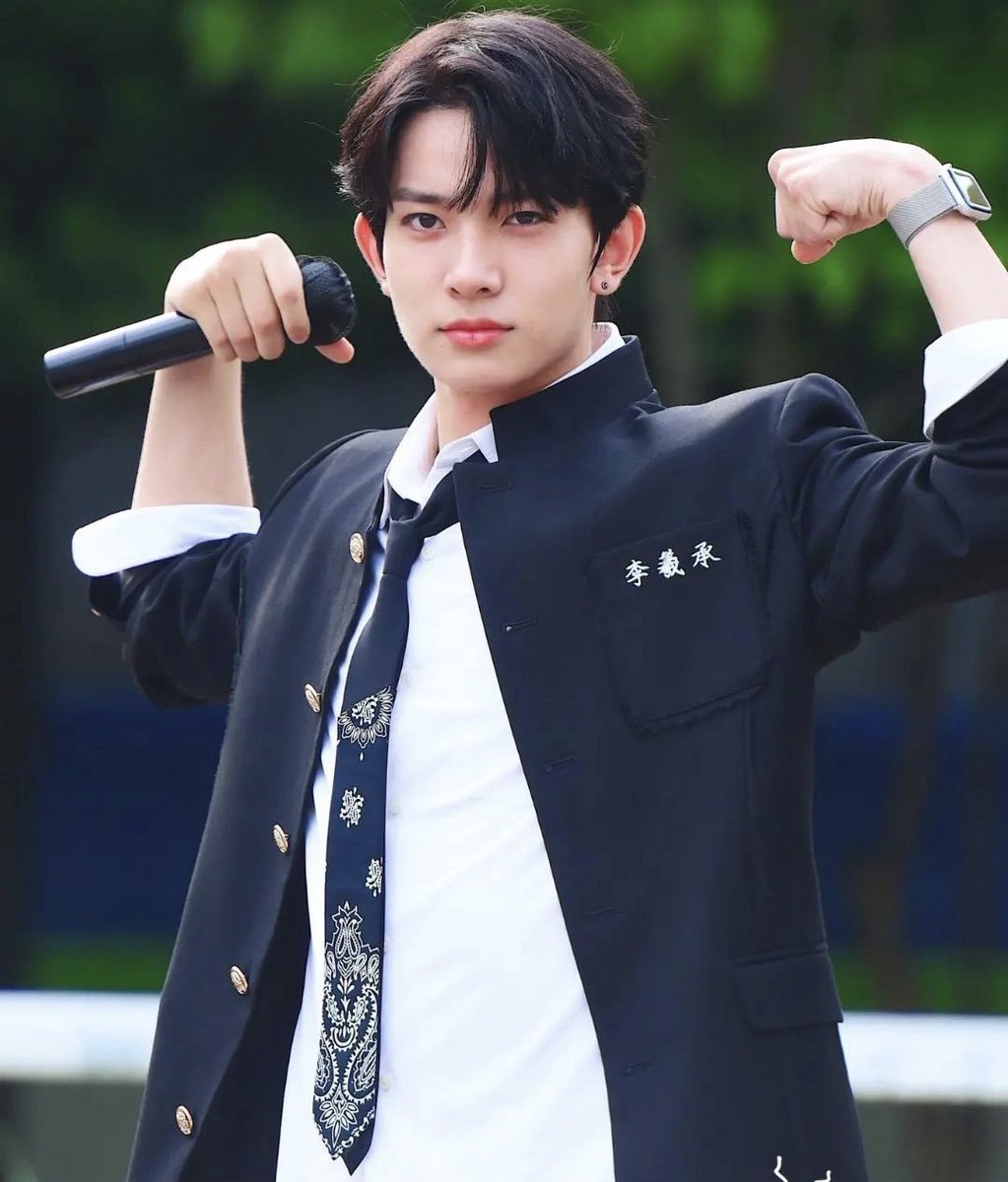 jamilaEN7's tweet photo. The tie Heeseung wore at his concert the day before yesterday is the same one he wore in 2022. https://t.co/7rgkO2EziU