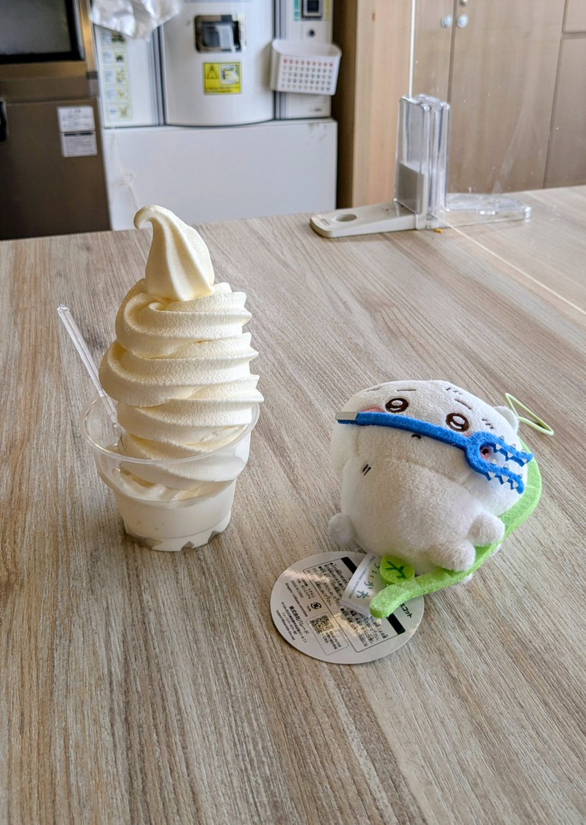 pontarorx's tweet photo. スーパーマルトのズバソフ🍦と飯塚パン店のパン🍞とイオンで買った三角パン🥐と地元では買えなかったガンダムのビスケット✨️
三角パンはかなりのボリュームです😲 https://t.co/zZ6bgzwbeO