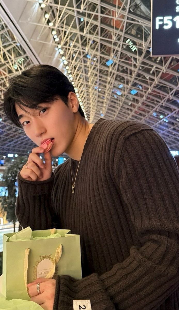 SomeoneX___X's tweet photo. 애기여친 커플 브이로그 - 바깥데이트 편

둘 다 집순이집돌이라서 맨날 집에서 꽁냥꽁냥 하는 커플인데 오늘은 곧 친구 결혼식 때문에 여친 옷 사야 된다고 오랜만에 밖에 나가서 데이트 하기로 한 거지. https://t.co/YC2mYBhzgF