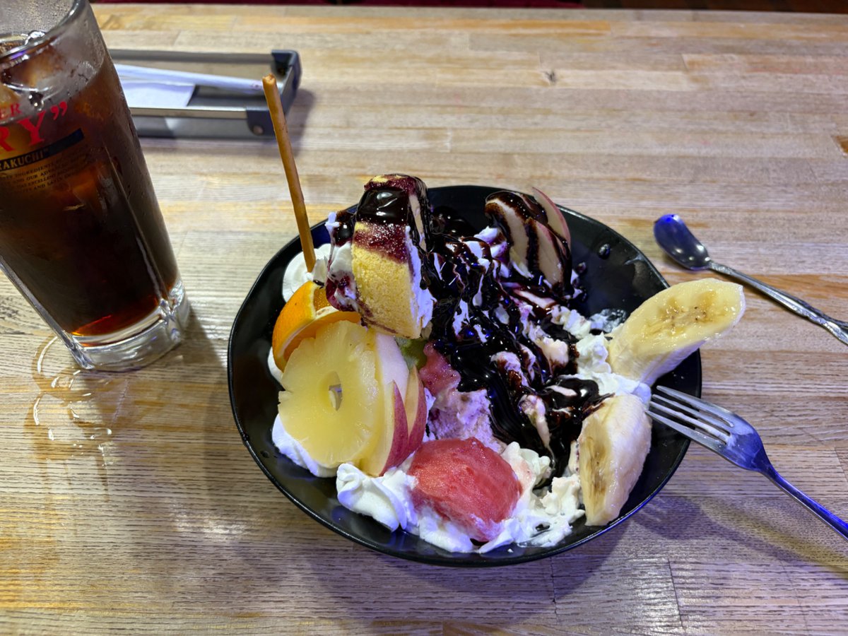 suga_slb's tweet photo. パフェに追いチョコいただきました！
チョコ掛け粒あんをアイスコーヒーで流し込むッッッ！ https://t.co/5sUMNSWHjm