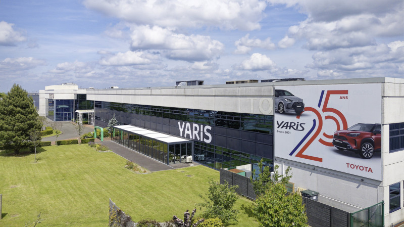 ToyotaPrensa's tweet photo. Así nacen los sueños del #Toyota #Yaris y #YarisCross

La planta de Valenciennes es el centro de producción de más de 1.250 vehículos de Toyota en la que trabajan alrededor de 5.000 personas y que integra estampación, soldadura, pintura, montaje y fabricación propia

Más info:https://t.co/5Z1V8It42f