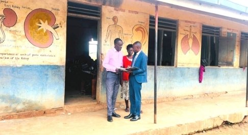 excel_tv1's tweet photo. Police in Hoima are searching for a teacher accused of abandoning his teaching duties and allegedly hiring a villager to teach in his place. The incident has raised questions about accountability and the quality of education being offered to learners.
By: kaanyi Elizabeth Justine https://t.co/Alk1vqaM4J