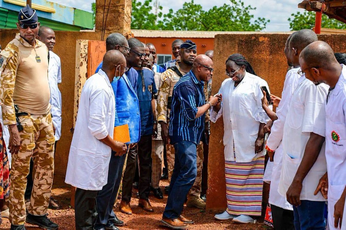 burkina24's tweet photo. #Tougan : « Vous prenez soin des populations. À notre tour de prendre soin de vous », dixit le ministre KARGOUGOU aux agents de santé

https://t.co/S3JP5ytyWx. https://t.co/8SZg8KrdN1