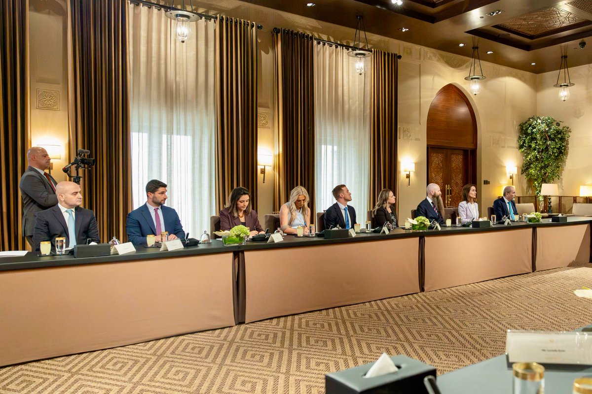 RHCJO's tweet photo. His Majesty @KingAbdullahII, accompanied by His Royal Highness Crown Prince Al Hussein, receives a delegation of United States Congress staff.
The meeting covered the strategic partnership between #Jordan and the US and ways of strengthening it in a number of areas, as well as regional developments.