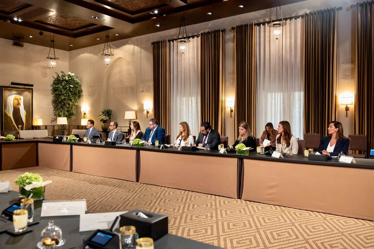 RHCJO's tweet photo. His Majesty @KingAbdullahII, accompanied by His Royal Highness Crown Prince Al Hussein, receives a delegation of United States Congress staff.
The meeting covered the strategic partnership between #Jordan and the US and ways of strengthening it in a number of areas, as well as regional developments.
