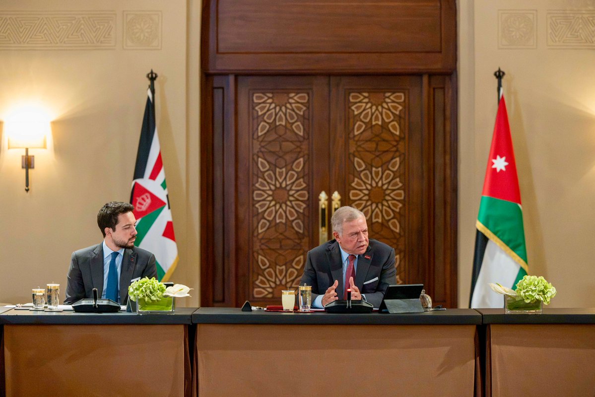 RHCJO's tweet photo. His Majesty @KingAbdullahII, accompanied by His Royal Highness Crown Prince Al Hussein, receives a delegation of United States Congress staff.
The meeting covered the strategic partnership between #Jordan and the US and ways of strengthening it in a number of areas, as well as regional developments.