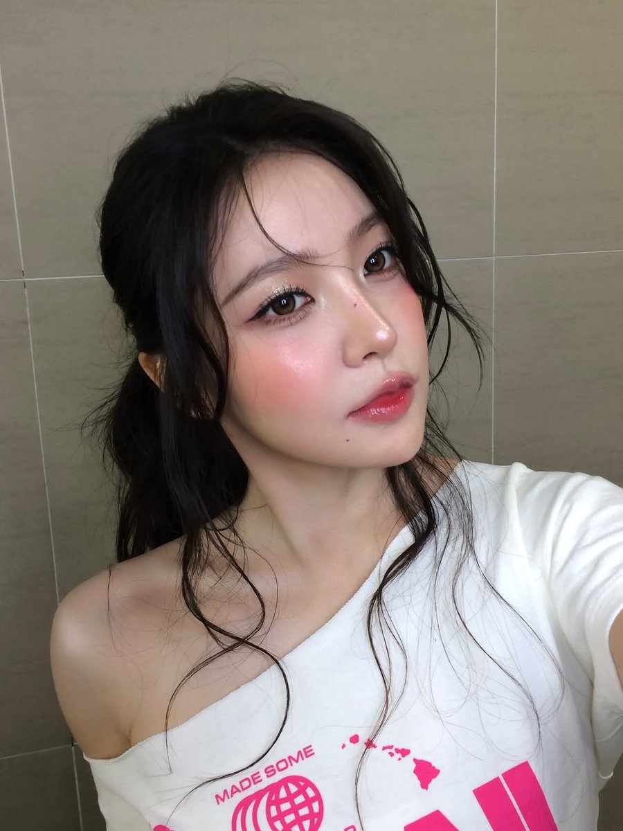 milkpodo's tweet photo. โพยที่ส่งให้สื่อ beauty แล้วก็โพยที่ลงเอง ไม่พลาดปล่อย point make up เด็ดๆซักชิ้น ยกเว้นไฮไลท์ กั๊กมากกกก จุดนี้ซักตัวต้องเข้าแล้วแหล่ะเว้นไว้ขนาดนี้ ประเด็นคือไฮไลท์ดั้งพุ่งมาก จมูกโคตรจะแกนโลก แต่ไม่ให้โพยนะ55555555555555 https://t.co/62JgSnzogv