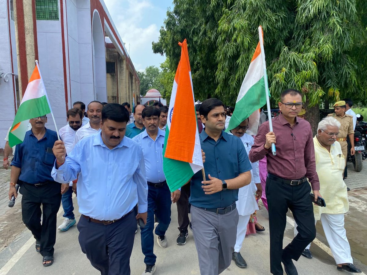 FastIndiaNews's tweet photo. Mau : तिरंगा रैली में उमड़ा देशभक्ति का उत्साह, जिलाधिकारी ने गुब्बारे छोड़कर दिया राष्ट्रप्रेम का संदेश - https://t.co/Tp8Csj258w

@DMMau1 @UPGovt @CMOfficeUP https://t.co/MEhbaKDuVI