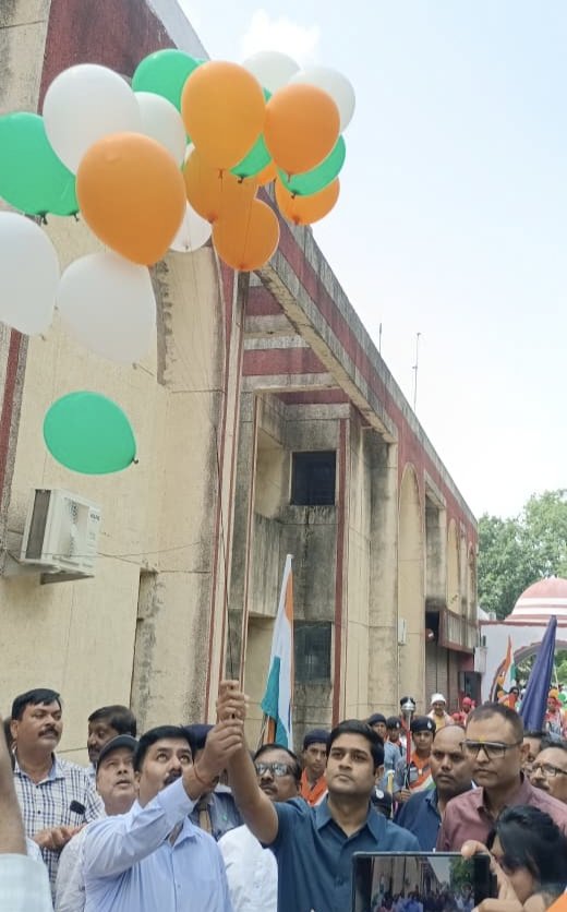 FastIndiaNews's tweet photo. Mau : तिरंगा रैली में उमड़ा देशभक्ति का उत्साह, जिलाधिकारी ने गुब्बारे छोड़कर दिया राष्ट्रप्रेम का संदेश - https://t.co/Tp8Csj258w

@DMMau1 @UPGovt @CMOfficeUP https://t.co/MEhbaKDuVI