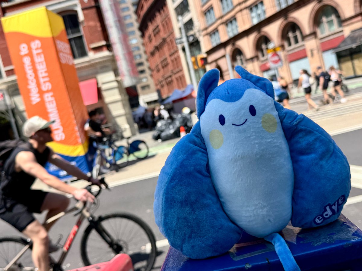 MikeNievesHITN's tweet photo. .@hitn joined New Yorkers for #SummerStreets, where NYC streets became open public spaces for a day of movement, community and fun. ☀️🚲
Don’t forget: two more weekends of Summer Streets are still ahead for Manhattan, Brooklyn and The Bronx ➡️ https://t.co/axR4fcaHR9 
#EducaYEntretiene #HispanicMedia